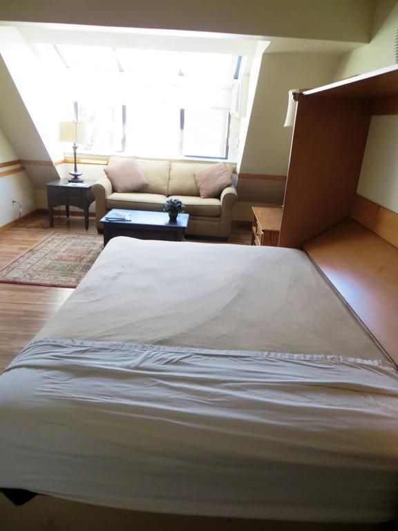 Clock Tower Resort Уислър Стая снимка